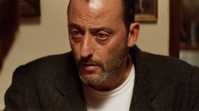Still from Leon: The Professional (1994) that has been tagged with: 7e461b & clean single & day & medium close-up