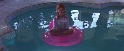 Still from Mars Attacks! (1996) that has been tagged with: 8d4485 & swimming pool