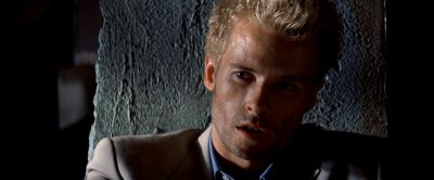 Still from Memento (2000) that has been tagged with: a67a59 & clean single & exterior & medium close-up & day
