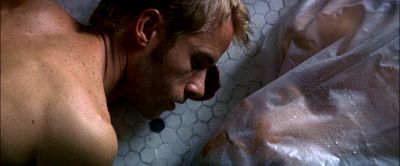 Still from Memento (2000) that has been tagged with: dead body & two-shot