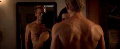 Still from Memento (2000) that has been tagged with: night