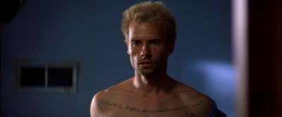 Still from Memento (2000) that has been tagged with: interior