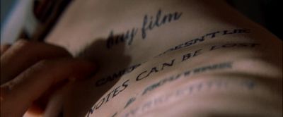 Still from Memento (2000) that has been tagged with: extreme close-up