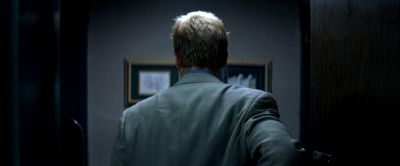 Still from Memento (2000) that has been tagged with: 3d341f & over-the-shoulder & day & interior & medium shot
