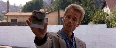 Still from Memento (2000) that has been tagged with: 644220 & day & exterior