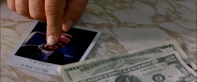 Still from Memento (2000) that has been tagged with: insert & money