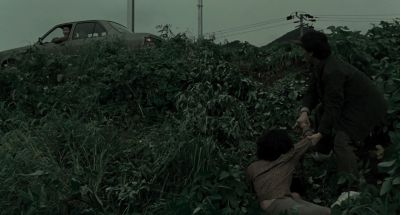 Still from Memories of Murder (2003) that has been tagged with: falling & three-shot & wide shot