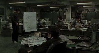 Still from Memories of Murder (2003) that has been tagged with: over-the-shoulder & group-shot & police station & interior