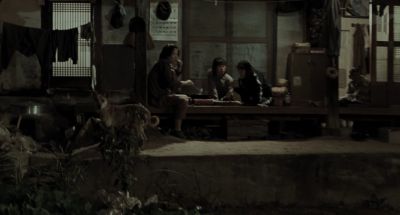 Still from Memories of Murder (2003) that has been tagged with: three-shot & profile shot & eating