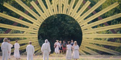Still from Midsommar (2019) that has been tagged with: cd5b5b