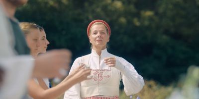 Still from Midsommar (2019) that has been tagged with: clean single & medium shot & banquet