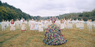 Still from Midsommar (2019) that has been tagged with: 908051 & wide shot & day