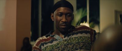 Still from Moonlight (2016) that has been tagged with: b4a541 & over-the-shoulder