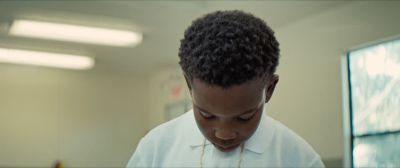 Still from Moonlight (2016) that has been tagged with: looking down & fluorescent light