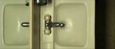Still from No Country For Old Men (2007) that has been tagged with: bathroom