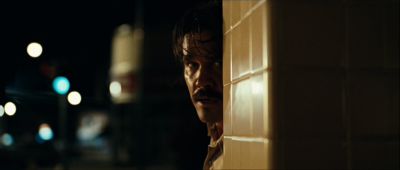 Still from No Country For Old Men (2007) that has been tagged with: clean single & peeking