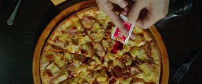 Still from Parasite (2019) that has been tagged with: pizza & hot sauce