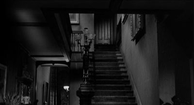 Still from Psycho (1960) that has been tagged with: stairs & exterior & wide shot