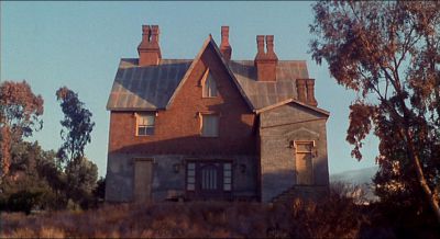 Still from Psycho (1998) that has been tagged with: extreme wide & exterior & establishing shot