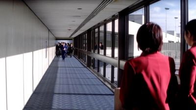 Still from Punch-Drunk Love (1999) that has been tagged with: day & wide shot & airport & over-the-shoulder
