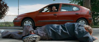 Still from Shaun Of The Dead (2004) that has been tagged with: car & dead body