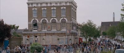 Still from Shaun Of The Dead (2004) that has been tagged with: crowd