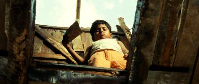 Still from Slumdog Millionaire (2008) that has been tagged with: looking down