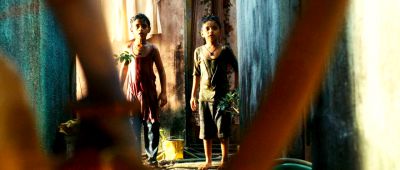 Still from Slumdog Millionaire (2008) that has been tagged with: india & two-shot
