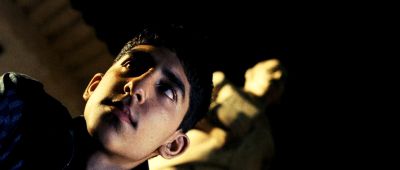 Still from Slumdog Millionaire (2008) that has been tagged with: india
