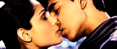 Still from Slumdog Millionaire (2008) that has been tagged with: kiss & close-up & profile shot