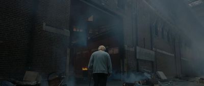 Still from Synecdoche, New York (2012) that has been tagged with: fog & over-the-shoulder