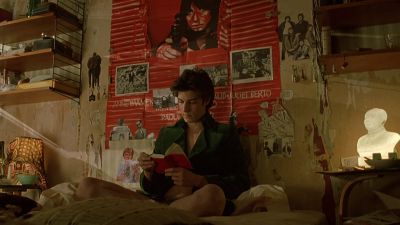 Still from The Dreamers (2003) that has been tagged with: reading