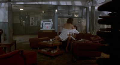Still from The Fly (1986) that has been tagged with: wide shot