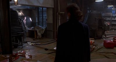 Still from The Fly (1986) that has been tagged with: 714f38 & night & over-the-shoulder