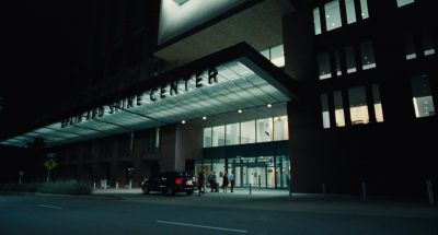 Still from The Killing of a Sacred Deer (2017) that has been tagged with: 6e1c1c & exterior & night & hospital & group-shot