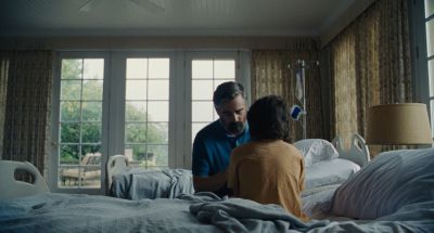 Still from The Killing of a Sacred Deer (2017) that has been tagged with: two-shot & bed & over-the-shoulder