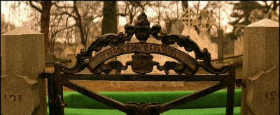 Still from The Royal Tenenbaums (2001) that has been tagged with: gate & exterior & day