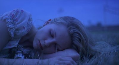 Still from The Virgin Suicides (1999) that has been tagged with: 4169e1 & clean single & day & medium close-up