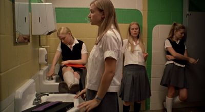 Still from The Virgin Suicides (1999) that has been tagged with: a67a59 & group-shot & bathroom & interior