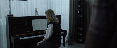 Still from Tár (2022) that has been tagged with: 3d341f & over-the-shoulder & piano & clean single