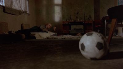 Still from Trainspotting (1996) that has been tagged with: apartment & bed & soccer ball