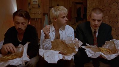 Still from Trainspotting (1996) that has been tagged with: three-shot & eating