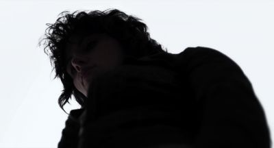 Still from Under The Skin (2013) that has been tagged with: clean single & backlit & medium close-up
